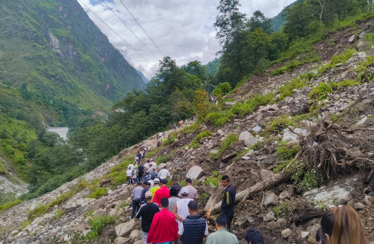 कोदारी राजमार्ग १० दिनदेखि अवरुद्ध  (तस्बिरसहित)