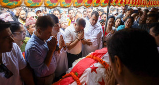 गोपालमान श्रेष्ठको पार्थिव शरीरमा सभापति थापाले ओढाए पार्टीको झन्डा, कांग्रेसले गर्‍यो तीन दिने शोक घोषणा
