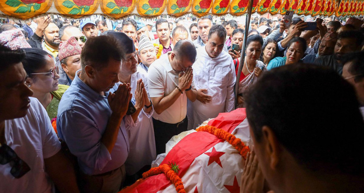 गोपालमान श्रेष्ठको पार्थिव शरीरमा सभापति थापाले ओढाए पार्टीको झन्डा, कांग्रेसले गर्‍यो तीन दिने शोक घोषणा