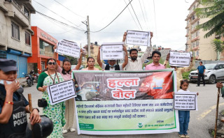 वन कर्मचारीमाथि आक्रमणको विरोधमा रास्वपा कार्यालय अगाडि प्रदर्शन