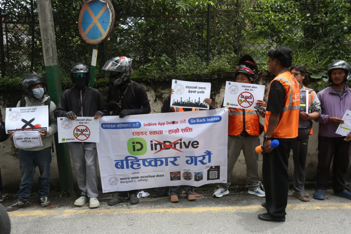 न्यायोचित भाडादर र राइडरको हकहितका लागि ‘इन्ड्राइभ’ कार्यालय घेराउ (तस्बिरहरु)