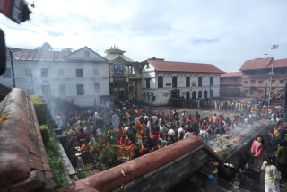 साउनको अन्तिम सोमवारः पशुपतिमा वागमतीको जल लिएर दर्शनमा भक्तजन (तस्बिरहरु)