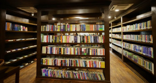 प्राचीन धर्मग्रन्थ सङ्कलन गर्दै धार्मिक पुस्तकालय