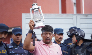 लालटिन बोकेर पत्रकार किशोर श्रेष्ठको रिहाइको माग गर्दै प्रदर्शन (तस्बिरहरु)