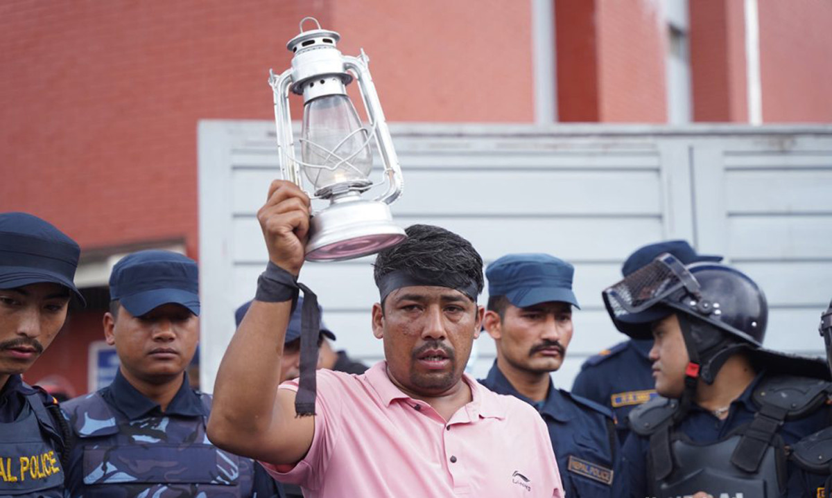 लालटिन बोकेर पत्रकार किशोर श्रेष्ठको रिहाइको माग गर्दै प्रदर्शन (तस्बिरहरु)