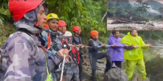 कास्की र पर्वत जोड्ने २ वटा पुल बगायो,  मन्दिरमा फसेका ३ जनाको उद्धार प्रयास जारी