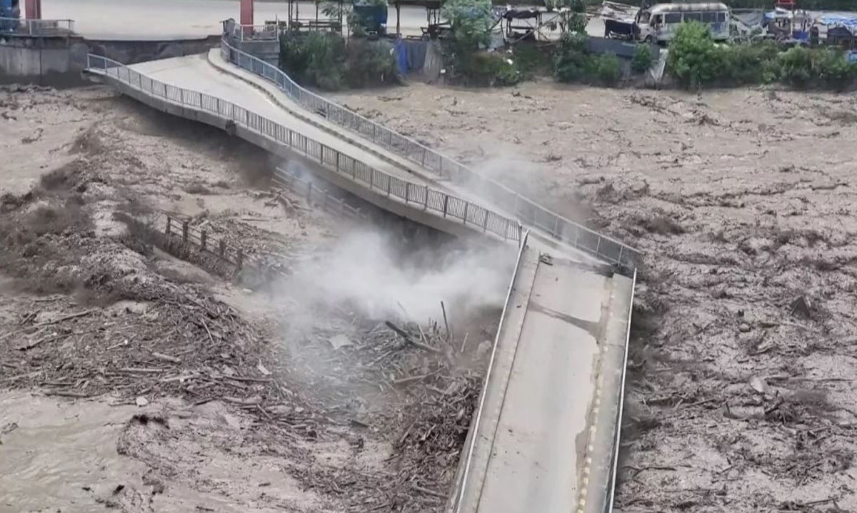 भोटेकोशी बाढीले सडक पूर्वाधारमा ठूलो क्षतिः ४० किलोमिटर सडक पूर्ण रूपमा ध्वस्त, ३१ वटा पुलमा क्षति