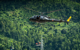 हेलिकोप्टरमार्फत शव त्रिशूली पठाउँदै सुरक्षाकर्मी