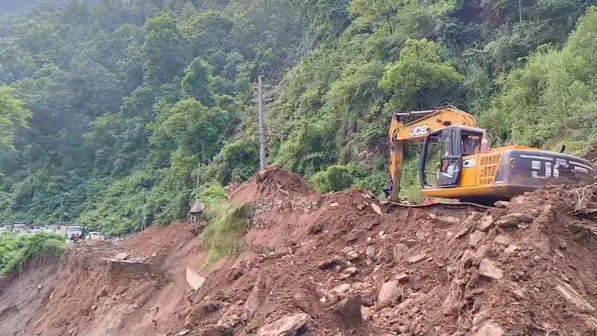 पृथ्वी राजमार्गको परेवा भीरमा सडक मर्मत जारी
