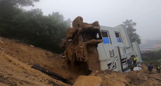ललितपुर धापाखेलमा साढे दुई तले घर  ढल्यो