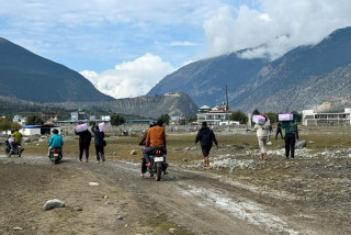 बाटोमै १५ दिनभन्दा बढी थन्किएपछि व्यवसायीले निःशुल्क बाँडे एक कन्टेनर ड्रागन फ्रुट(तस्बिरहरु)