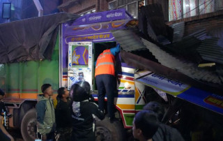 सतुंगलमा घरभित्र पस्यो ट्रक