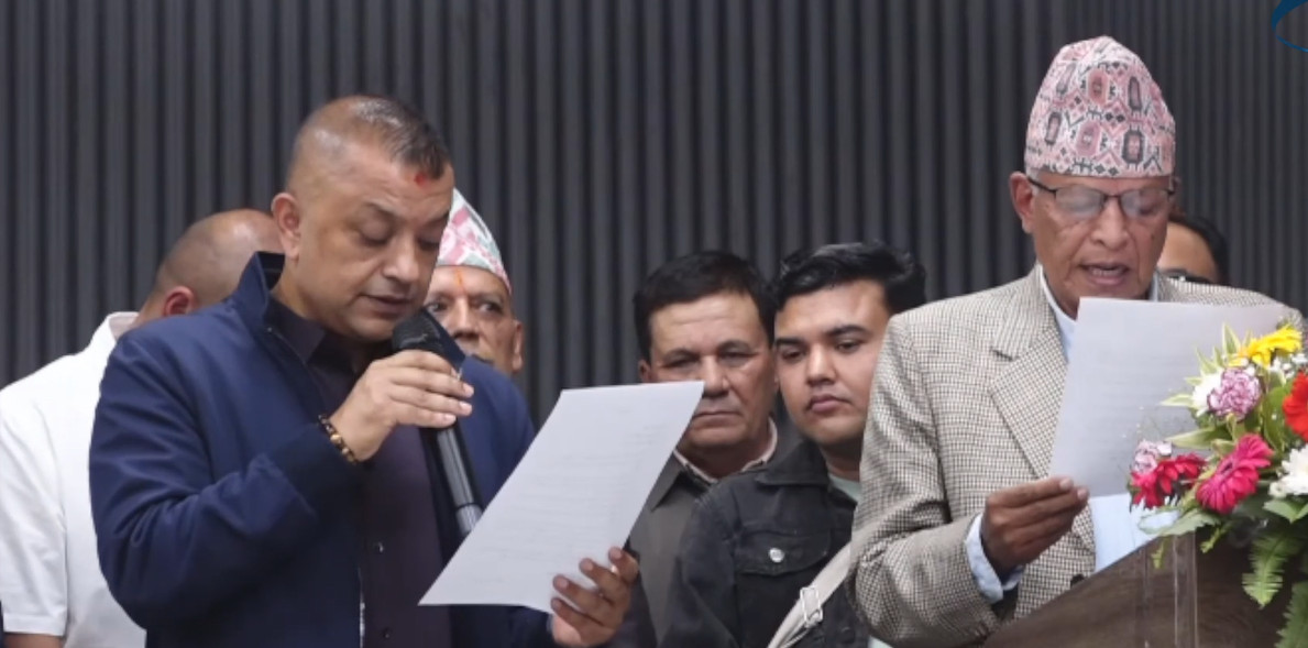 कांग्रेस सभापति गगनकुमार थापाले लिए शपथ