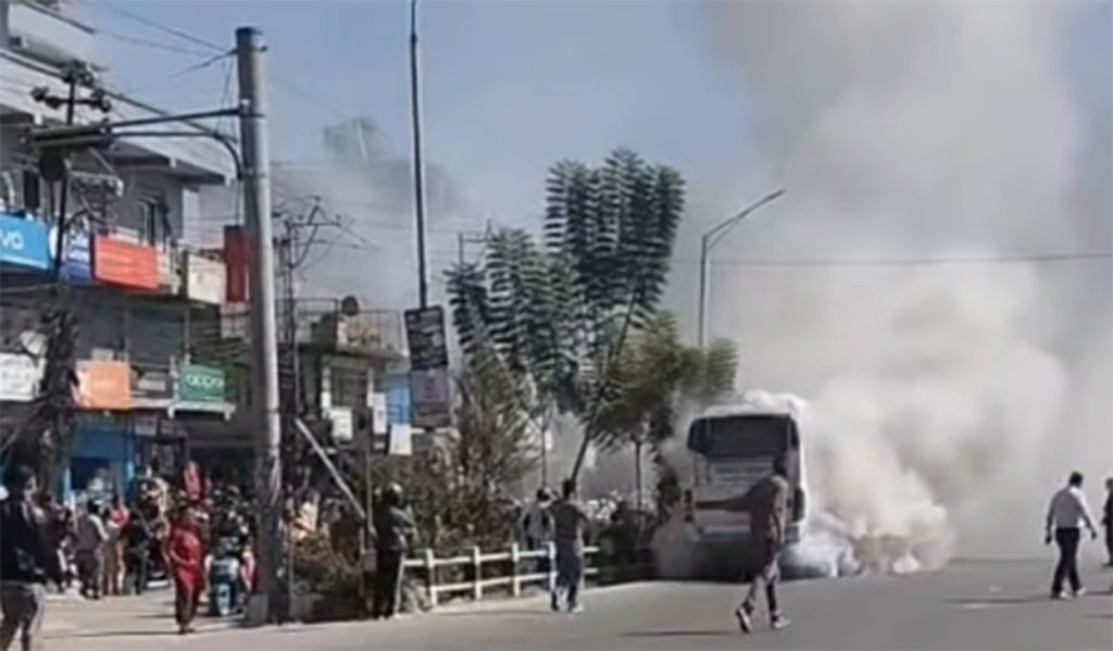 भक्तपुरमा गुडिरहेको बसमा धुवाँ आएपछि